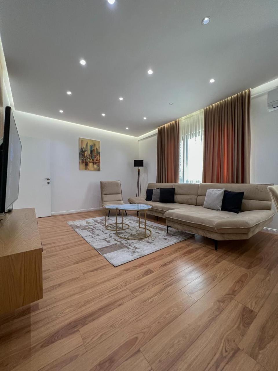 Lux At Arlis Appartement Tirana
