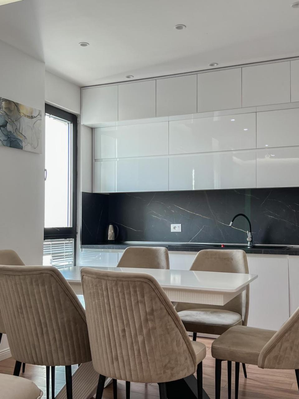 Lux At Arlis Appartement Tirana